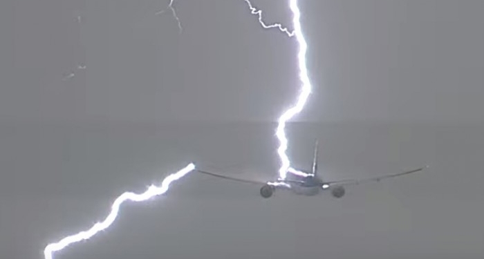 Молния прошила самолет после взлета в аэропорту Амстердама. Опасный момент успели снять