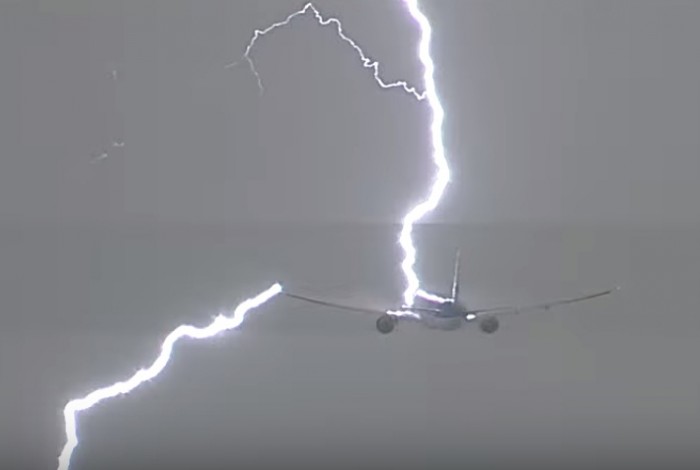 Молния прошила самолет после взлета в аэропорту Амстердама. Опасный момент успели снять 1