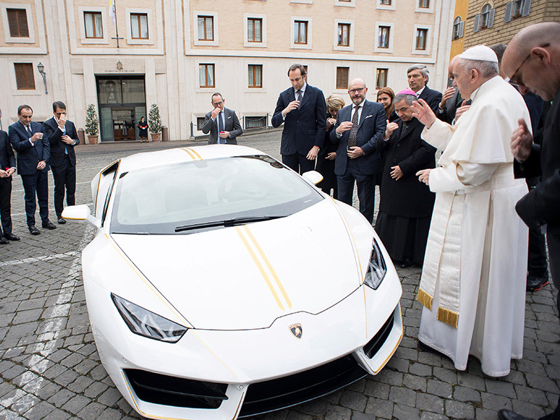 Lamborghini подарил Папе Римскому эксклюзивный белый суперкар. Понтифик решил продать ее на аукционе 1