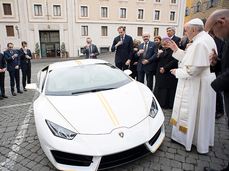 Lamborghini подарил Папе Римскому эксклюзивный белый суперкар. Понтифик решил продать ее на аукционе 2