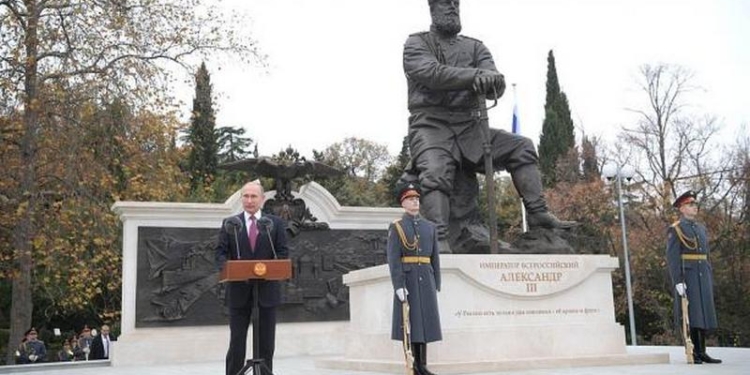 Путин в Крыму открыл памятник царю Александру III