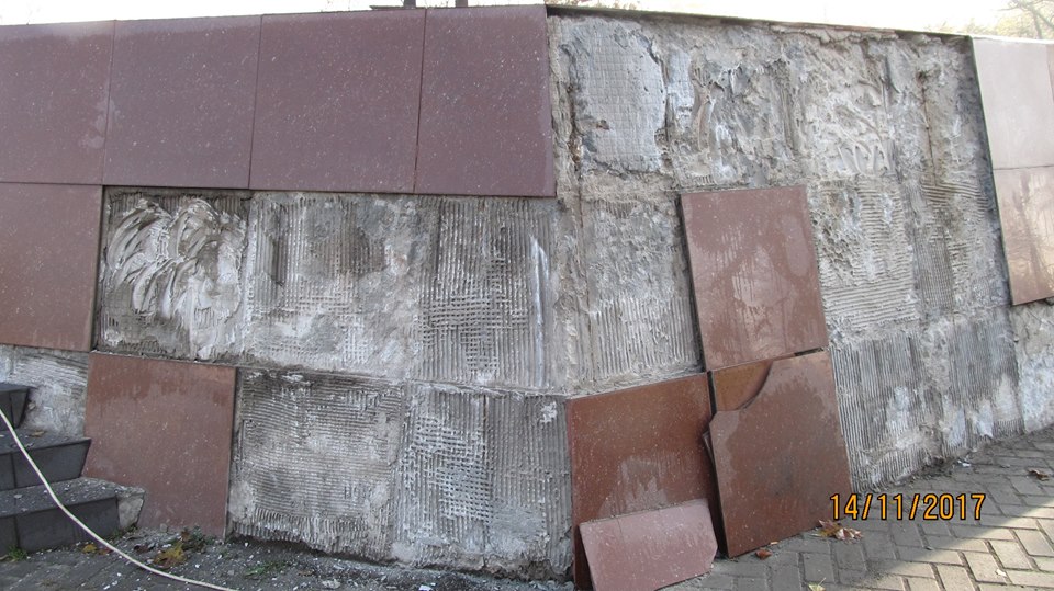 В Николаеве ремонтируют монументы: памятник адмиралу Макарову уже в порядке, памятный знак жертвам Голодомора - почти 1
