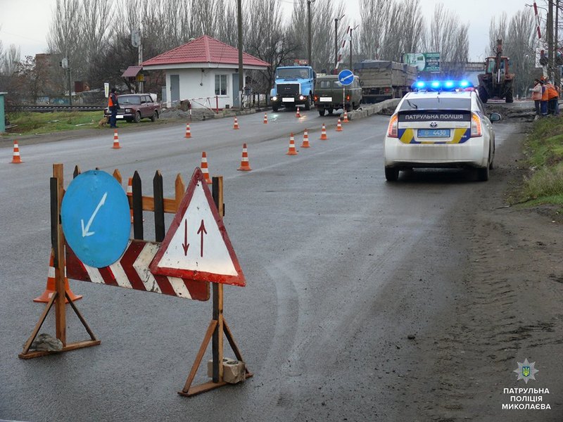 Николаевские патрульные заметили угрозу безопасности водителей во время проверки дорожных знаков на Херсонском шоссе 13
