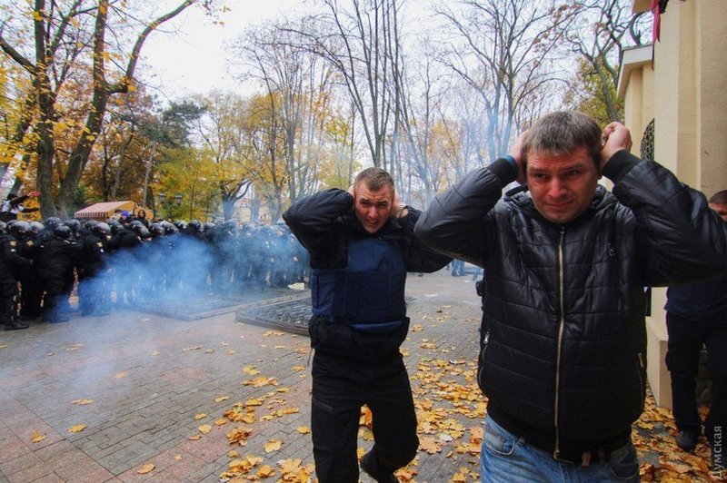 Во время вчерашних столкновений в Одессе травмировали более 20 полицейских 19