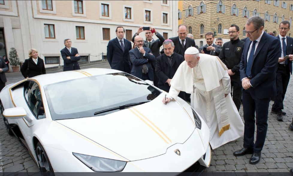 Lamborghini подарил Папе Римскому эксклюзивный белый суперкар. Понтифик решил продать ее на аукционе 3