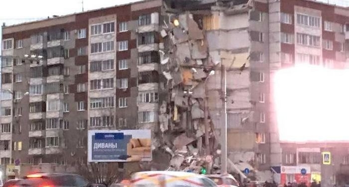 В российском Ижевске из-за взрыва обрушился угол 9-этажного панельного дома