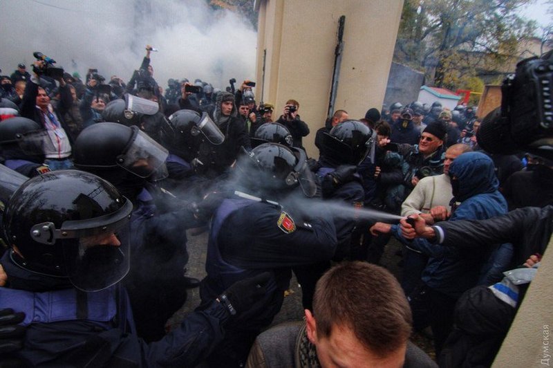 Во время вчерашних столкновений в Одессе травмировали более 20 полицейских 21