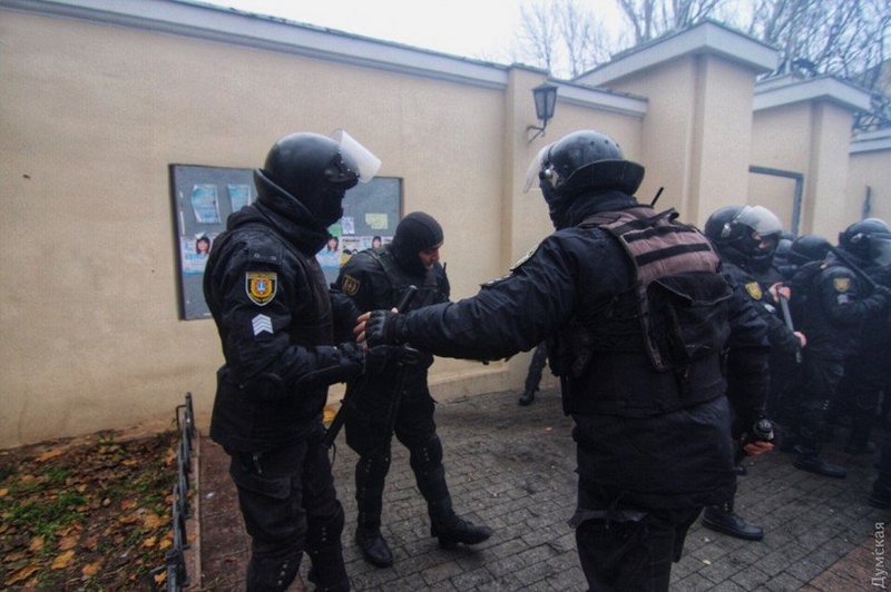 Во время вчерашних столкновений в Одессе травмировали более 20 полицейских 23