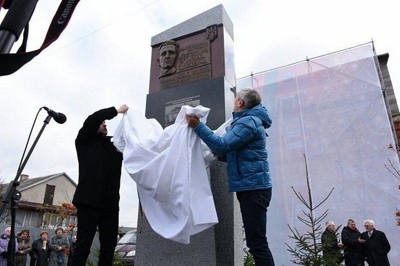 Во Львове на месте крыивки командира УПА Шухевича открыли памятный знак 4