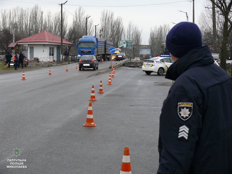Николаевские патрульные заметили угрозу безопасности водителей во время проверки дорожных знаков на Херсонском шоссе 3