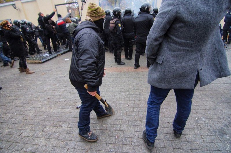 Во время вчерашних столкновений в Одессе травмировали более 20 полицейских 25
