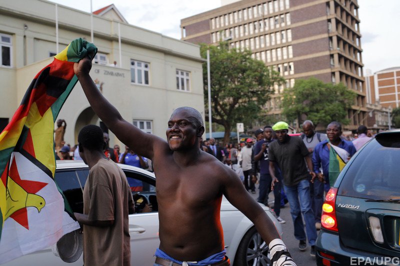 Президент Зимбабве подал в отставку - в столице страны началось народное веселье 5