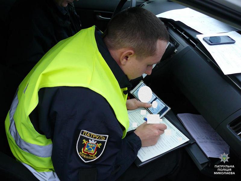 Николаевские патрульные заметили угрозу безопасности водителей во время проверки дорожных знаков на Херсонском шоссе 7