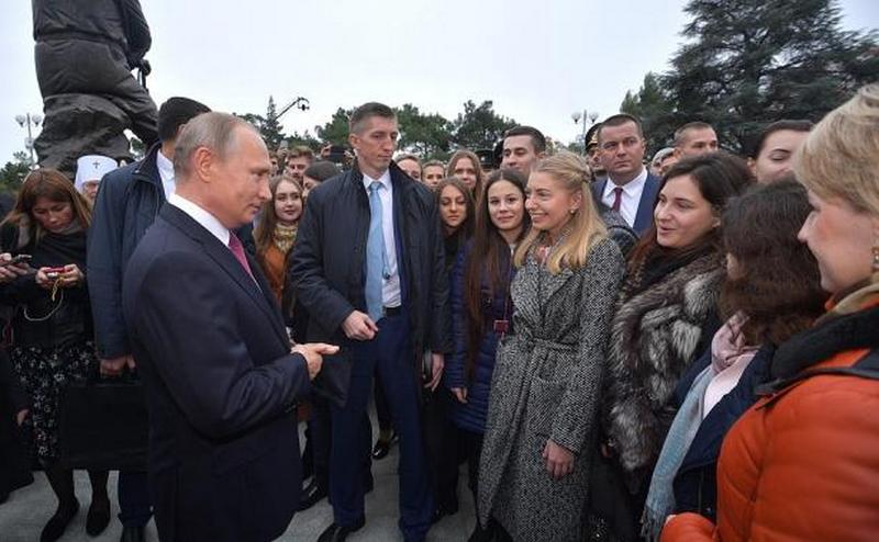 Путин в Крыму открыл памятник царю Александру III 15