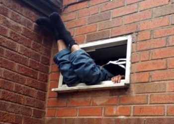 Вор-неудачник застрял в окне и провисел там семь часов