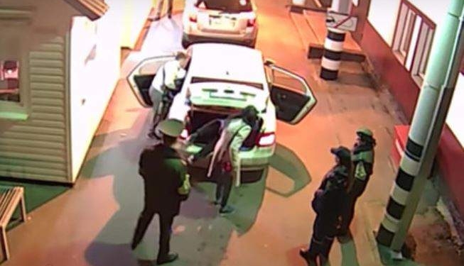 Двое граждан РФ ввезли в Беларусь гражданку Украины. В багажнике