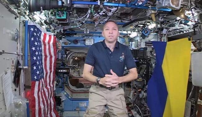 Американский астронавт развернул в космосе украинский флаг. И у него есть причина