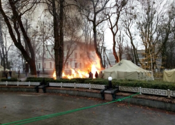 Пожар возле Верховной Рады. Сгорела палатка митингующих