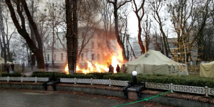 Пожар возле Верховной Рады. Сгорела палатка митингующих