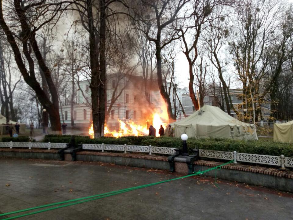 Пожар возле Верховной Рады. Сгорела палатка митингующих 5