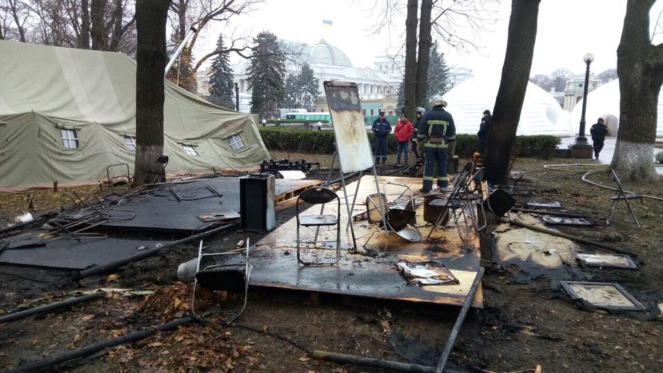 Пожар возле Верховной Рады. Сгорела палатка митингующих 7