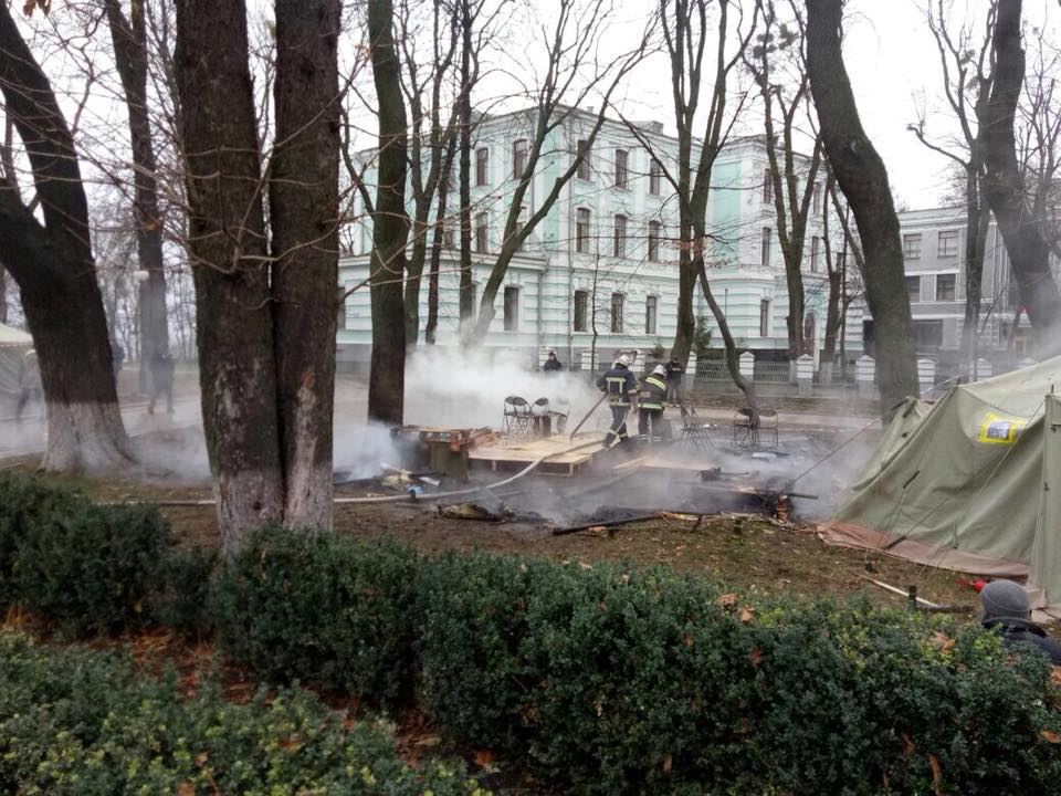 Пожар возле Верховной Рады. Сгорела палатка митингующих 9