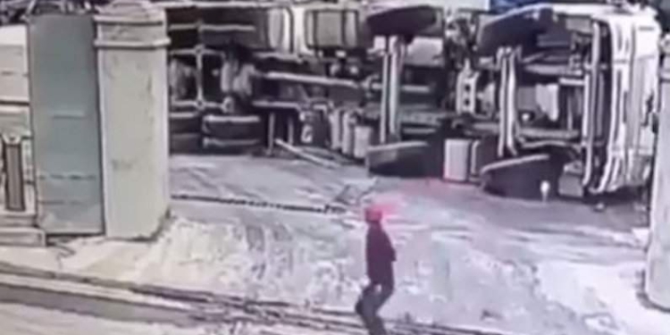 В Китае бетономешалка рухнула с огромной высоты. Редкие кадры