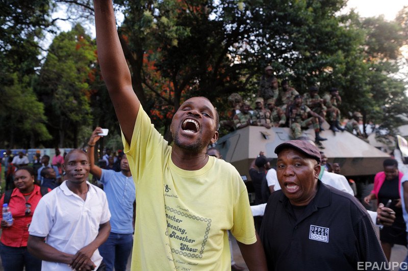 Президент Зимбабве подал в отставку - в столице страны началось народное веселье 9