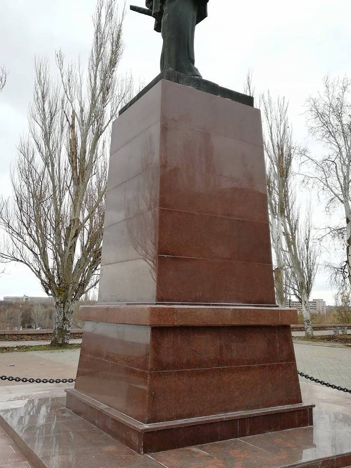 В Николаеве ремонтируют монументы: памятник адмиралу Макарову уже в порядке, памятный знак жертвам Голодомора - почти 11