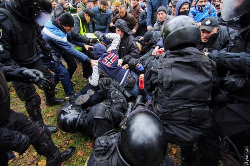 Во время вчерашних столкновений в Одессе травмировали более 20 полицейских 29