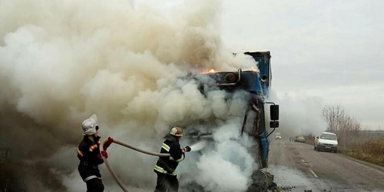 В Николаевской области на трассе вспыхнул грузовик MAN