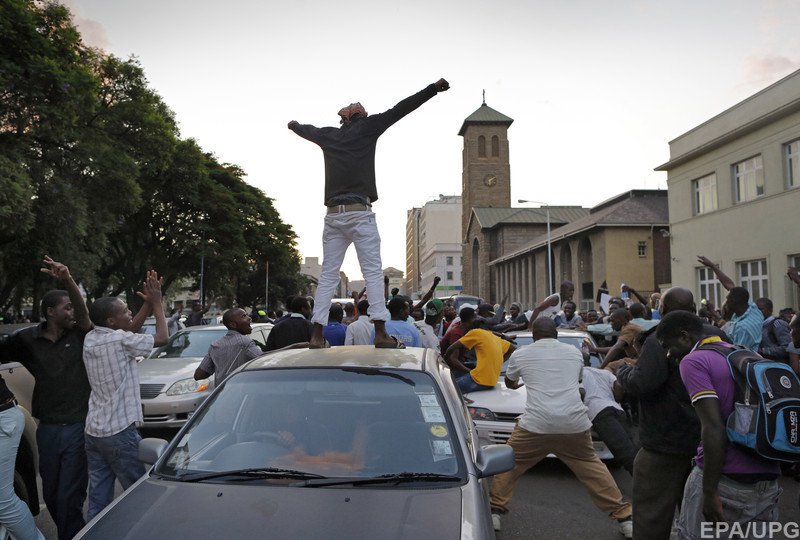 Президент Зимбабве подал в отставку - в столице страны началось народное веселье 11