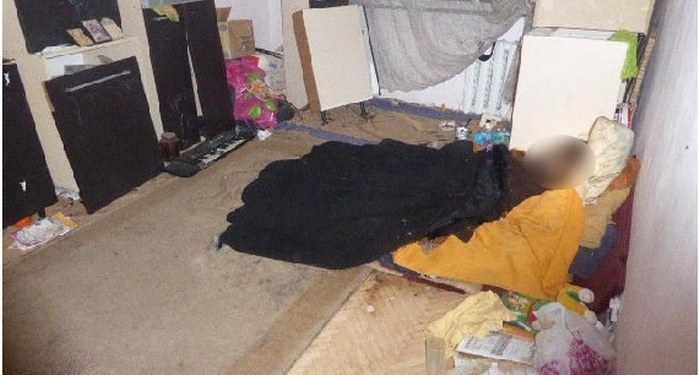 В Киеве женщина с ребенком месяц прятала труп своей матери в соседей комнате