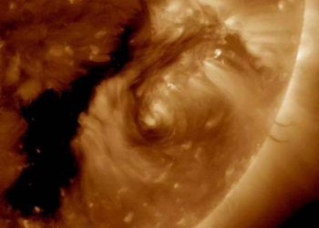 Обсерватория NASA поделилась снимком необычной нити на Солнце