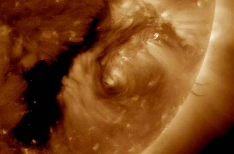 Обсерватория NASA поделилась снимком необычной нити на Солнце 1