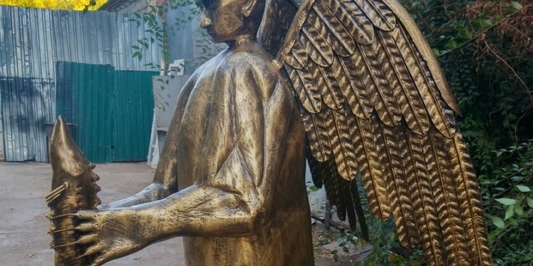 Чудище обло. В РФ изваяли Путина в виде крылатого медведя с осетром