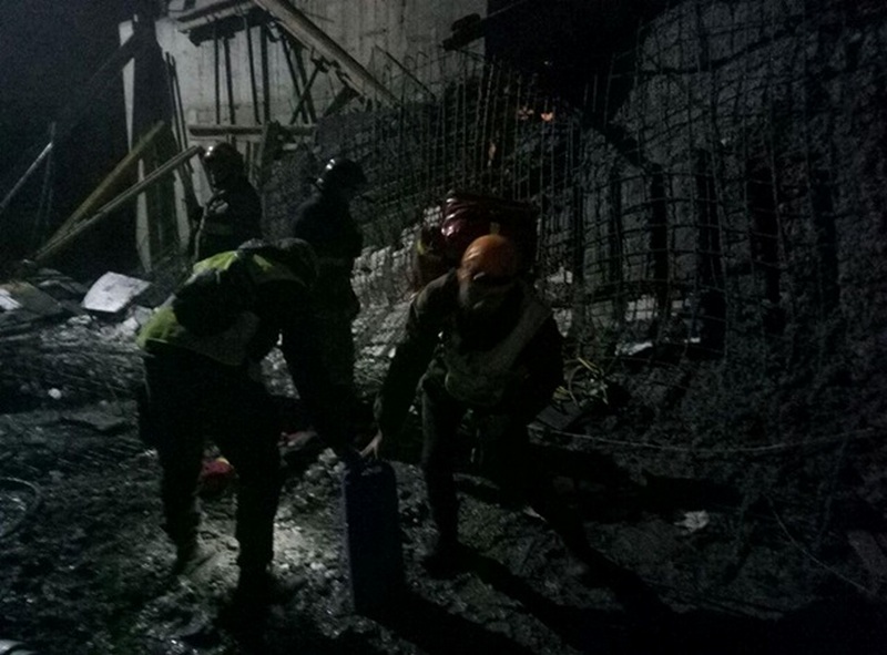 В Ивано-Франковске обвалилась стена во время строительства школы – погиб один рабочий, а четверых успели спасти из-под завалов 13