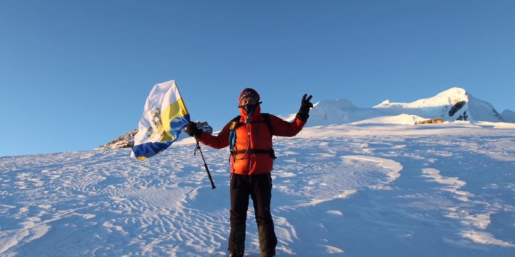 Экс-губернатор Николаевщины совершил восхождение на самую высокую вершину в Непале – Мера Пик – с флагом Николаевской области
