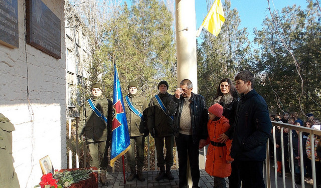 В Николаевской школе №17 им. В.Г.Саражана открыли мемориальную доску погибшему герою АТО