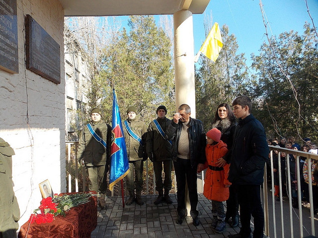 В Николаевской школе №17 им. В.Г.Саражана открыли мемориальную доску погибшему герою АТО 3