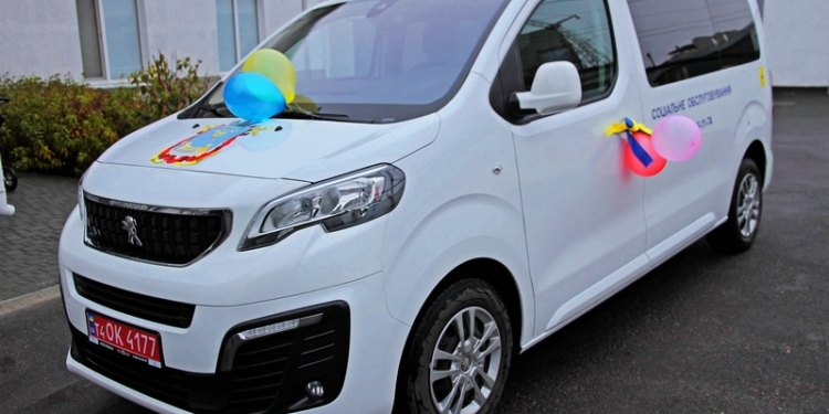 Николаевскому городскому терцентру социального обслуживания подарили новый автомобиль, оснащенный современным подъемным устройством