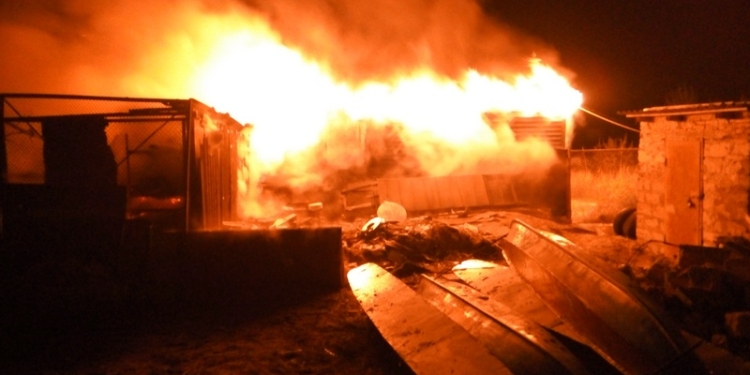 Теперь в Рыбаковке: на одной из баз отдыха горело 2 вагончика и 200 кв.м прилегающей территории