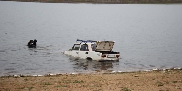 Неудачная рыбалка? На Николаевщине спасатели достали из пруда «копейку»