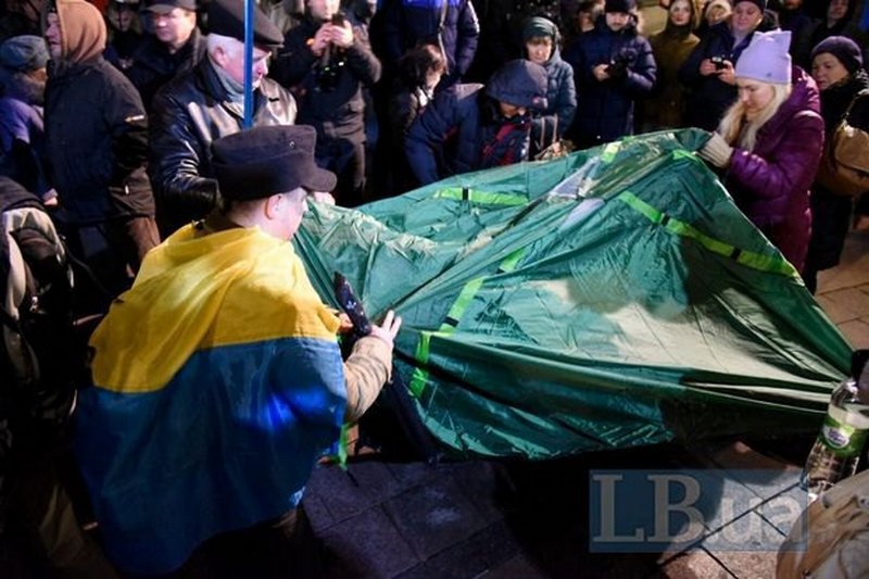 На Майдане в Киеве активисты устроили потасовку с правоохранителями и установили две палатки 1