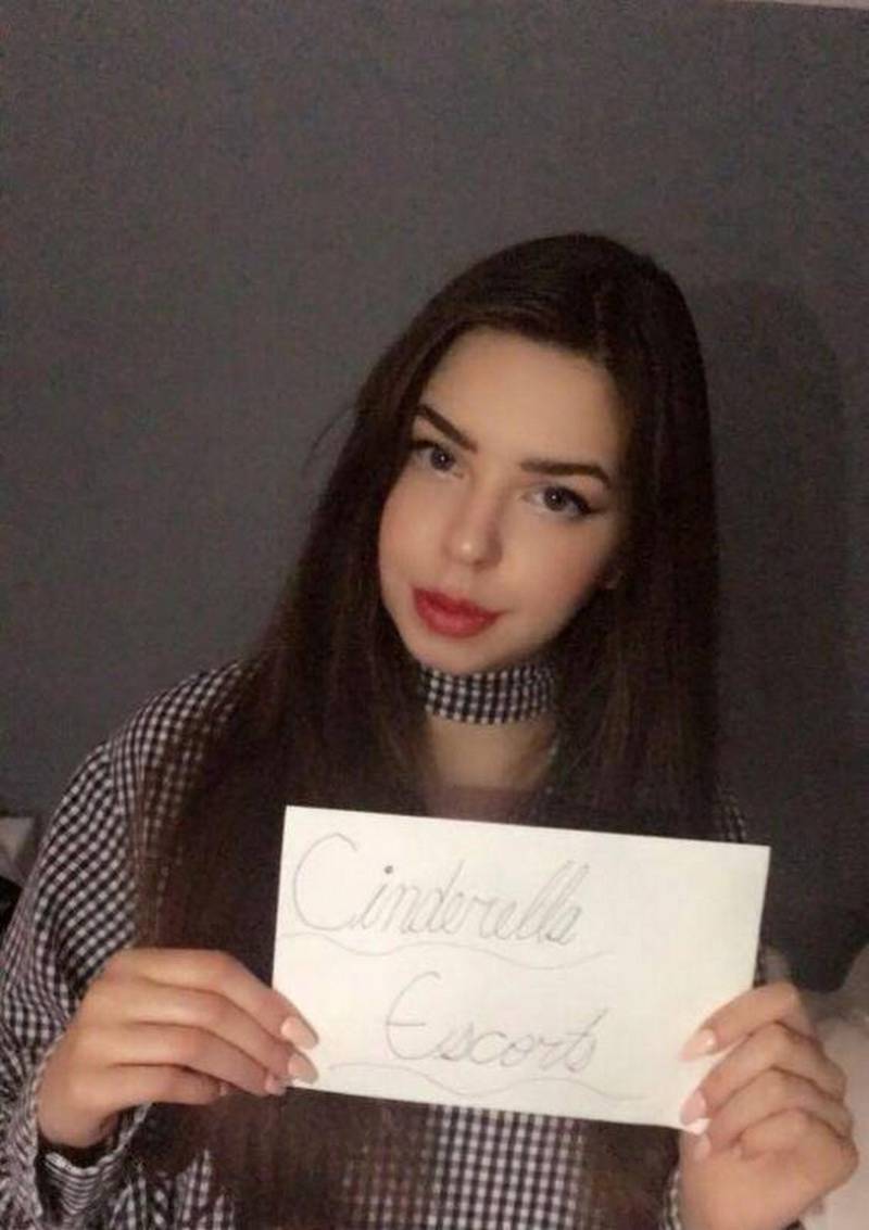 Для обучения в университете – 19-летняя модель продала свою девственность за 2,5 мл евро 1