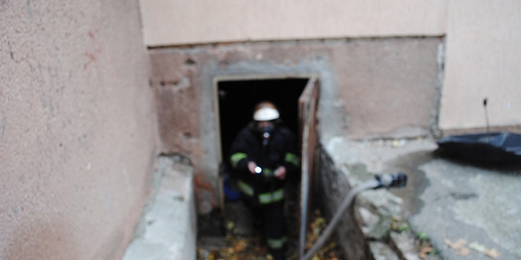 В Николаеве горел подвал многоэтажки – пожарные спасли двух мужчин