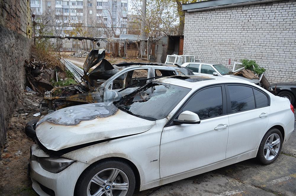 Ночью в Николаеве на охраняемой автостоянке сгорели два недешевых авто. На одном из них, говорят, ездил прокурор 3