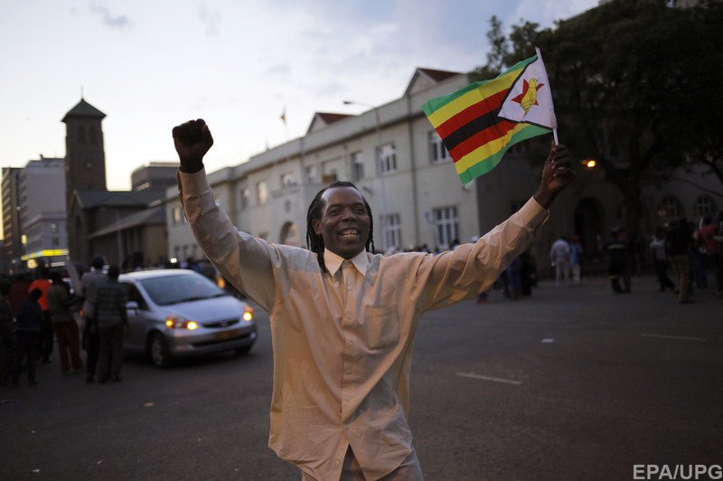 Президент Зимбабве подал в отставку - в столице страны началось народное веселье 17