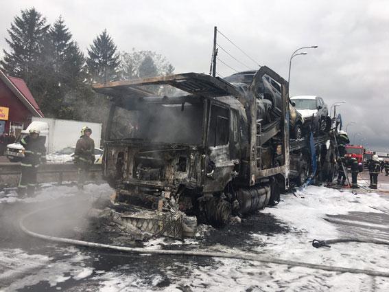 На трассе Киев-Чоп столкнулись два автовоза - погиб водитель, сгорели новые авто 3
