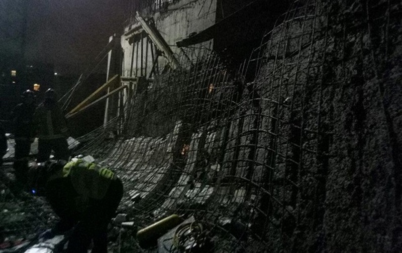 В Ивано-Франковске обвалилась стена во время строительства школы – погиб один рабочий, а четверых успели спасти из-под завалов 13